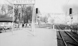 "Peron i tory stacji Nasielsk", 13.11.1984. Fot. J. Szeliga.